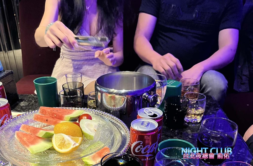 這才叫真正的尾牙續攤｜首席禮服酒店財神迎賓、性感漂亮妹妹素質超高，一晚玩到不想散場